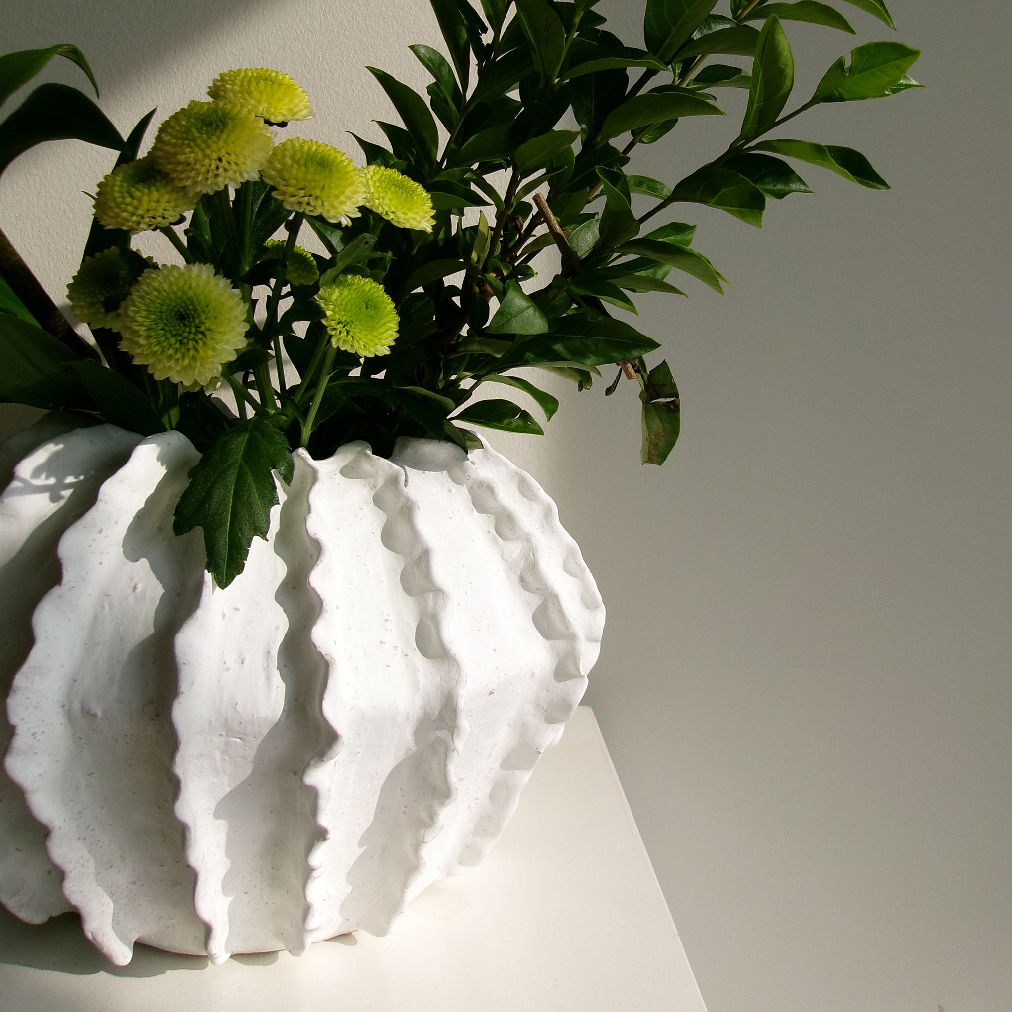 RUFFLE VASE