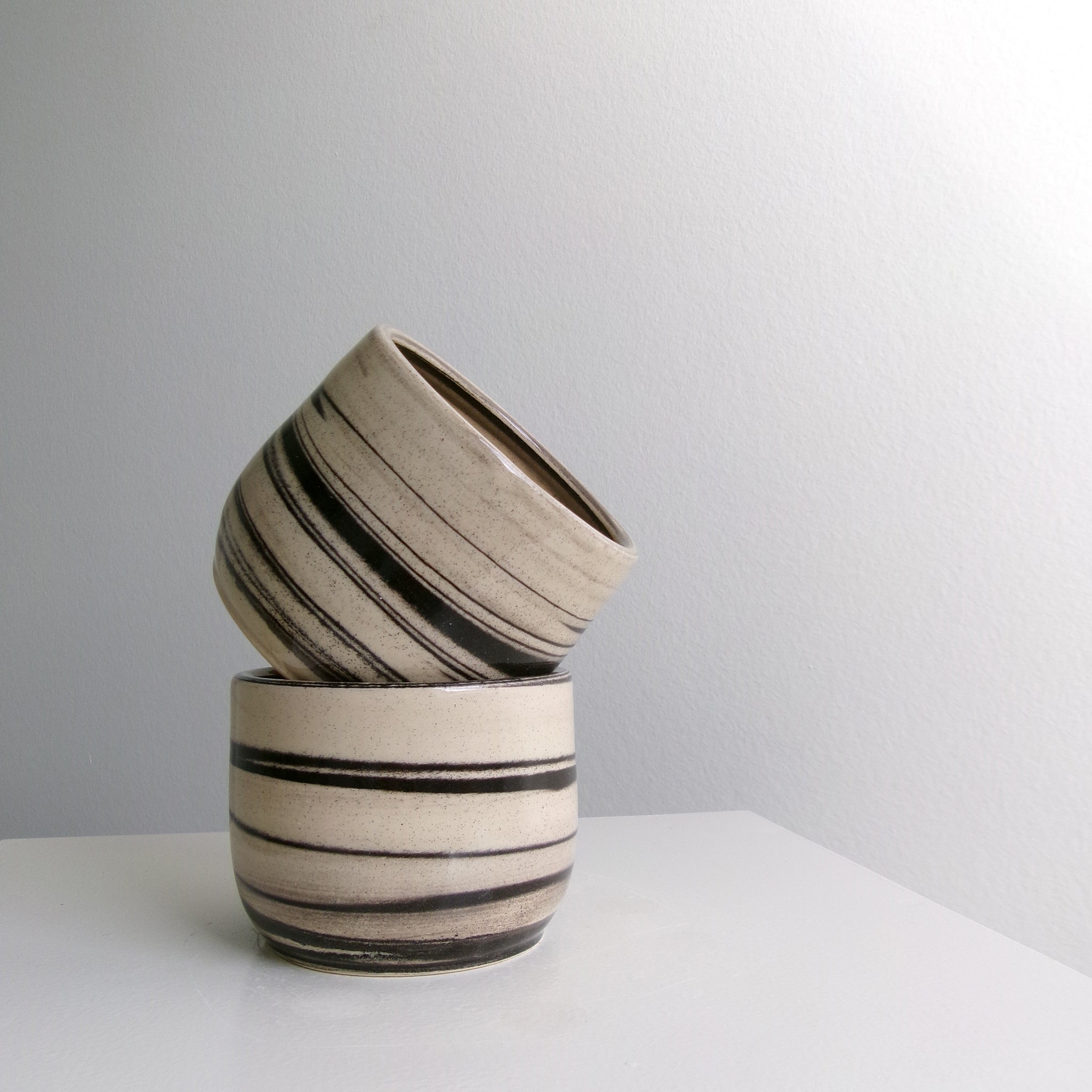 BLACK MARBLE MUG