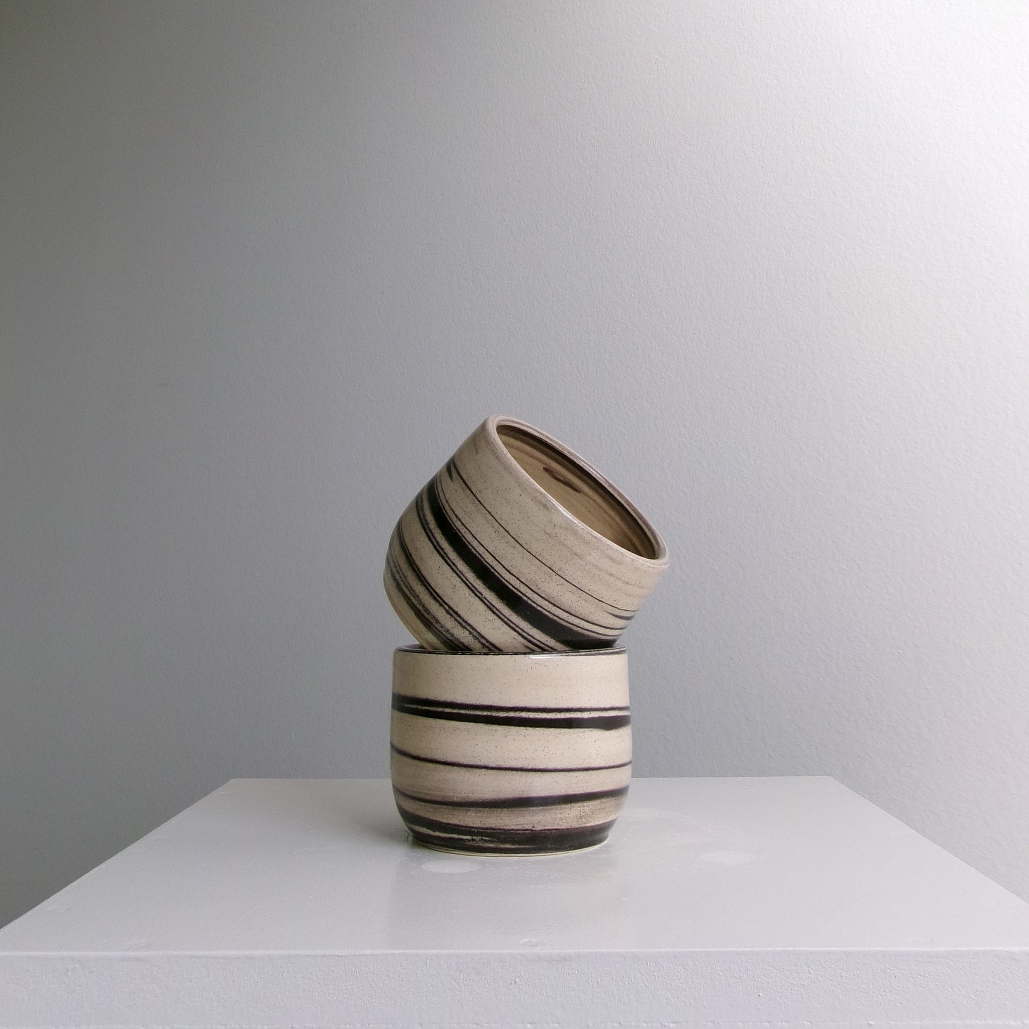 BLACK MARBLE MUG